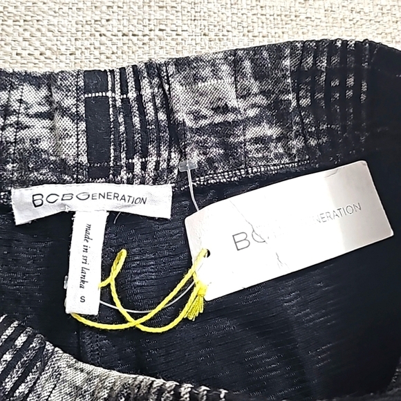 BCBG Generation Leggings Abstract Geometric patterns Size Small nwt - Picture 4 of 8